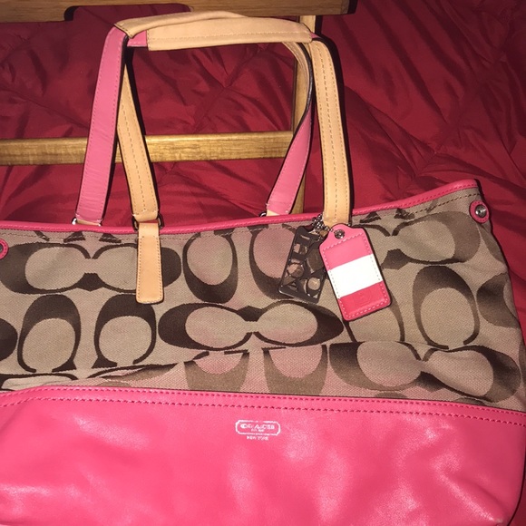 Coach Handbags - Pre-owned Authentic Coach Handbag (SEE ALL PICS)